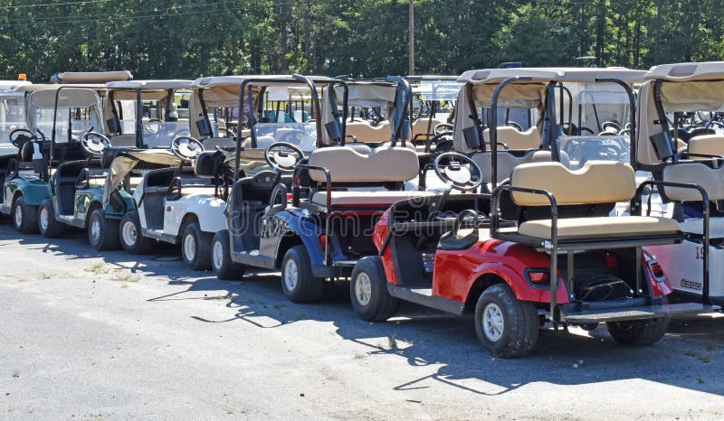 I carretti di golf sopra molto attendono la ristrutturazione