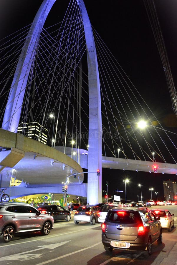 S�o Jos� dos Campos, April 5, 2024: The blue light of the Juana Blanco Arco da Inova��o cable-stayed bridge on a busy night. S�o Jos� dos Campos, April 5, 2024: The blue light of the Juana Blanco Arco da Inova��o cable-stayed bridge on a busy night