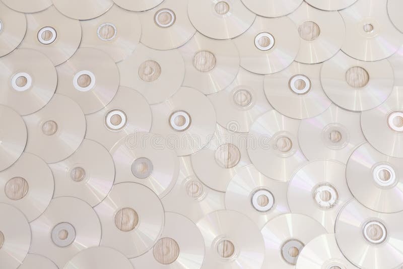 I CD che guardano giù shinny fondo digitale di musica dei compact disc d'argento il retro royalty illustrazione gratis I CD che guardano giù shinny fondo digitale di musica dei compact disc d'argento il retro royalty illustrazione gratis