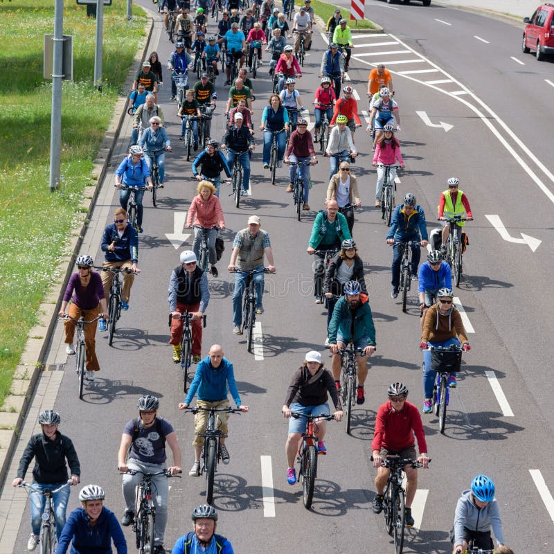 I ciclisti sfoggiano a Magdeburgo, Germania 17 06 2017 Molta gente delle età differenti guida le biciclette nel centro urbano fotografia stock libera da diritti I ciclisti sfoggiano a Magdeburgo, Germania 17 06 2017 Molta gente delle età differenti guida le biciclette nel centro urbano fotografia stock libera da diritti