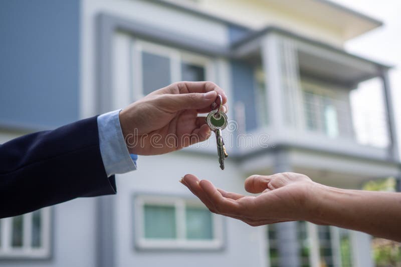 I compratori di casa portano le chiavi di casa dai venditori. vendere la casa in affitto e comprare idee