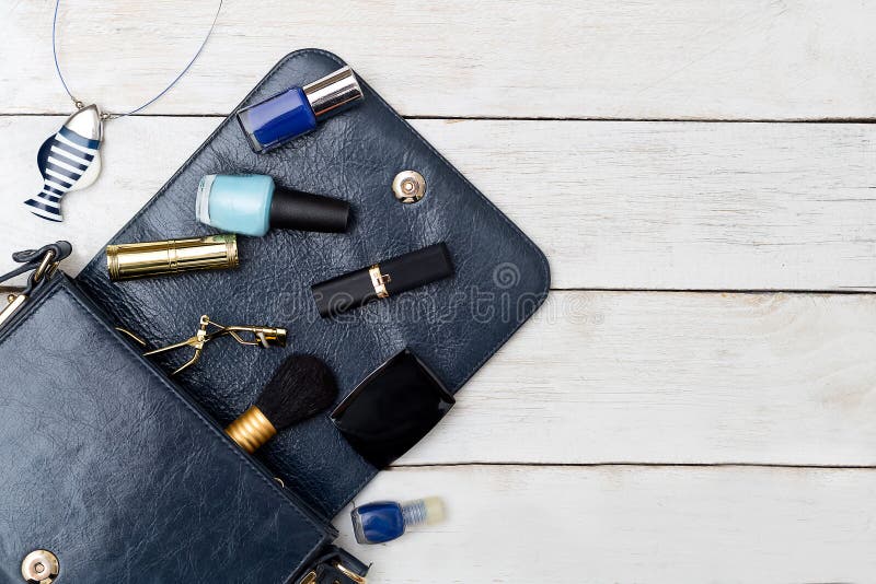 I cosmetici e gli accessori sono blu scuro Modello fotografia stock libera da diritti I cosmetici e gli accessori sono blu scuro Modello fotografia stock libera da diritti
