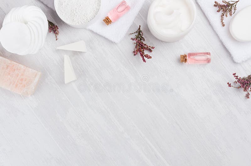 I cosmetici organici di lusso della stazione termale di cura di pelle e del corpo come decorativo rasentano il fondo di legno bia fotografia stock I cosmetici organici di lusso della stazione termale di cura di pelle e del corpo come decorativo rasentano il fondo di legno bia fotografia stock