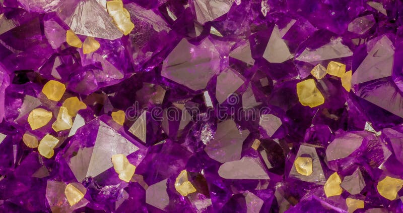 I cristalli ametisti con calcite gialla cuba l'immagine di sfondo immagini stock libere da diritti I cristalli ametisti con calcite gialla cuba l'immagine di sfondo immagini stock libere da diritti
