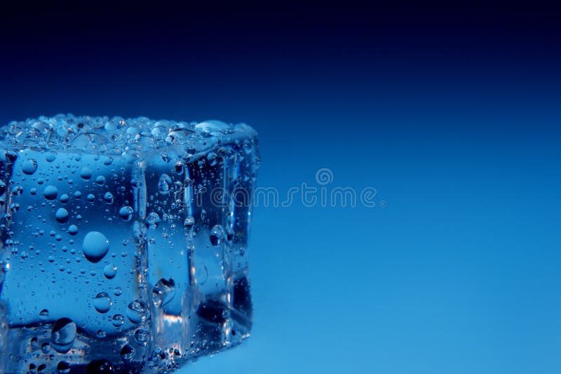 I cubi di ghiaccio con acqua cade la priorità bassa immagine stock I cubi di ghiaccio con acqua cade la priorità bassa immagine stock