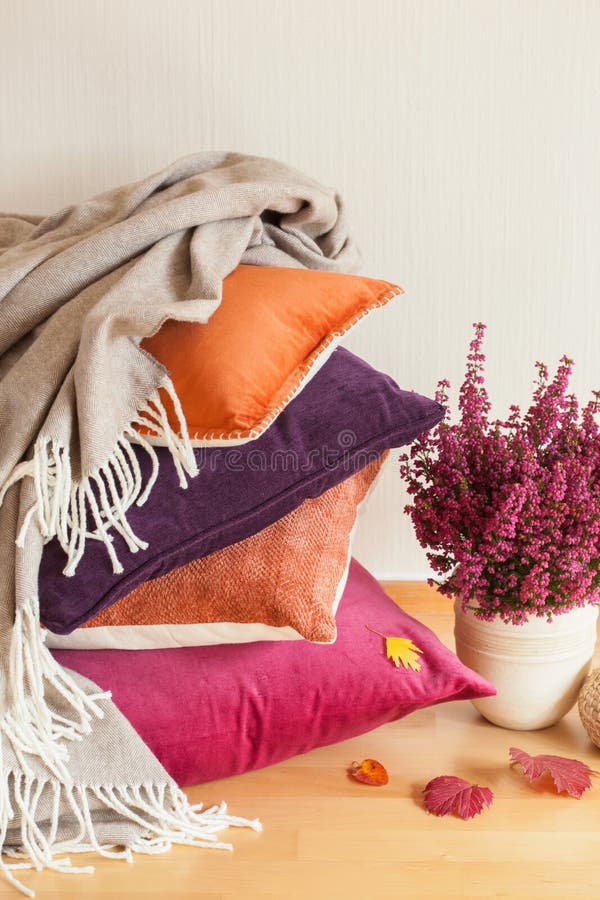 I cuscini variopinti gettano la foglia domestica accogliente del fiore dell'umore di autunno fotografia stock I cuscini variopinti gettano la foglia domestica accogliente del fiore dell'umore di autunno fotografia stock