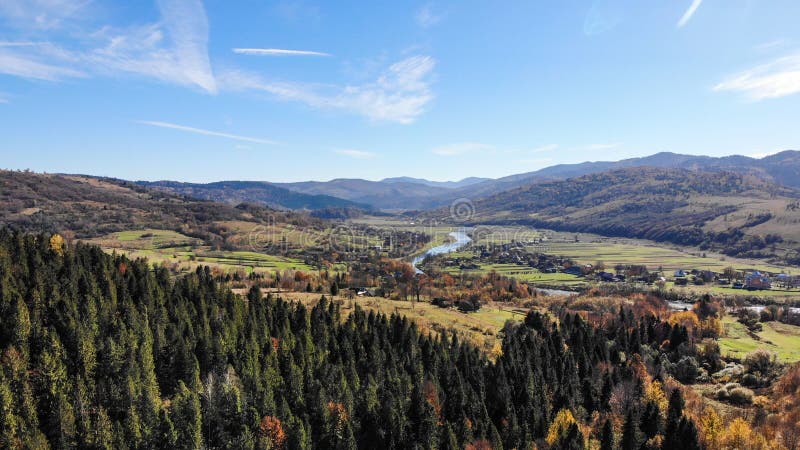 By i dalen av Carpathian berg, Ukraina Härlig natur, höstlandskap royaltyfri fotografi By i dalen av Carpathian berg, Ukraina Härlig natur, höstlandskap royaltyfri fotografi
