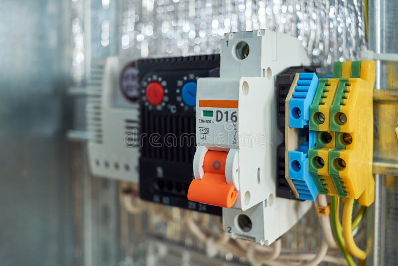 I den elektriska kabineda strömkretssäkerhetsbrytaren termostat, terminaler royaltyfri foto I den elektriska kabineda strömkretssäkerhetsbrytaren termostat, terminaler royaltyfri foto