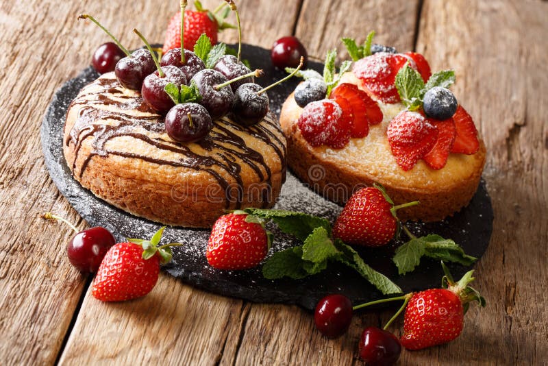 I dolci organici naturali sono decorati con cioccolato, sug in polvere immagini stock libere da diritti I dolci organici naturali sono decorati con cioccolato, sug in polvere immagini stock libere da diritti