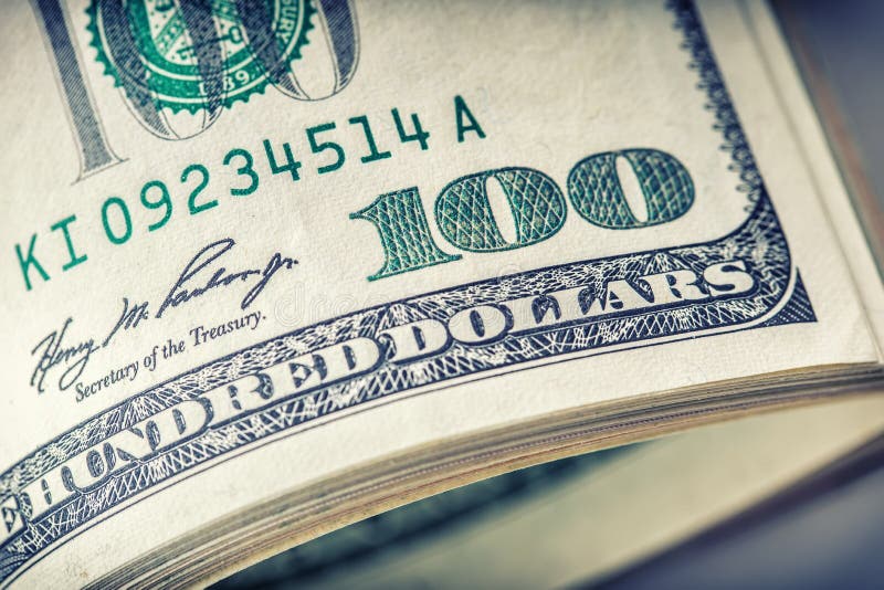 I dollari hanno rotolato il primo piano Dollari americani di denaro contante Cento banconote del dollaro I dollari hanno rotolato il primo piano Dollari americani di denaro contante Cento banconote del dollaro