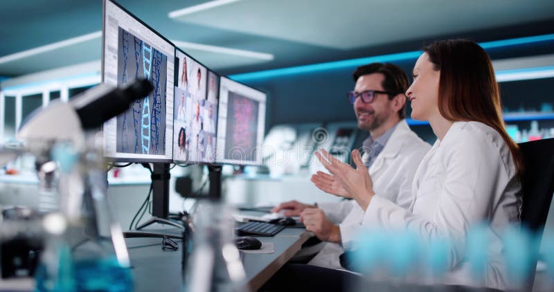 I dottori usano la videoconferenza per discutere i risultati dei laboratori fotografie stock