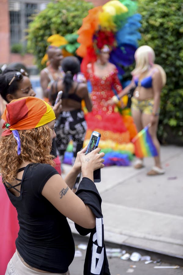 I drag queen in arcobaleno veste il gay Pride Parade fotografia stock libera da diritti