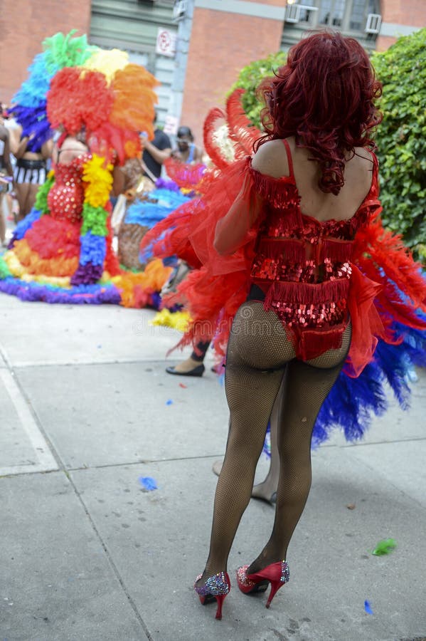 I drag queen in arcobaleno veste il gay Pride Parade immagini stock libere da diritti