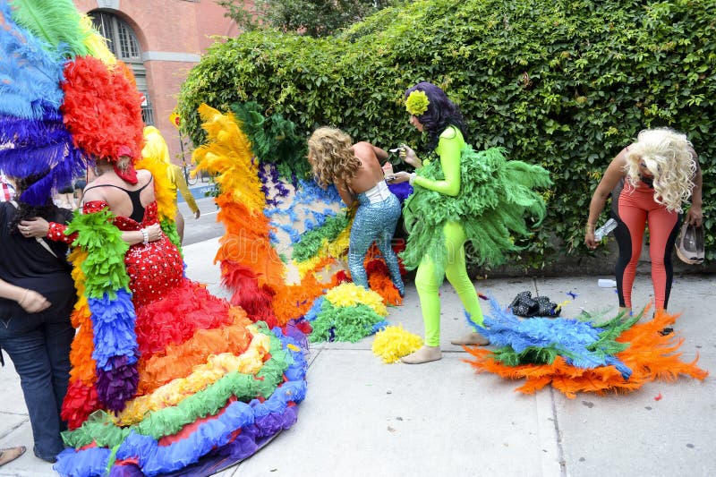 I drag queen in arcobaleno veste il gay Pride Parade immagine stock