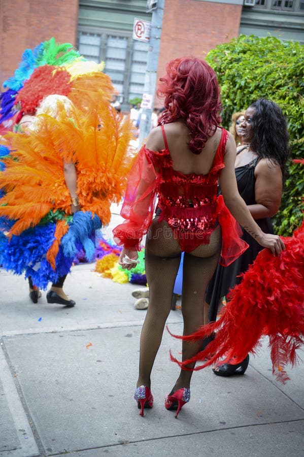 I drag queen in arcobaleno veste il gay Pride Parade fotografia stock libera da diritti
