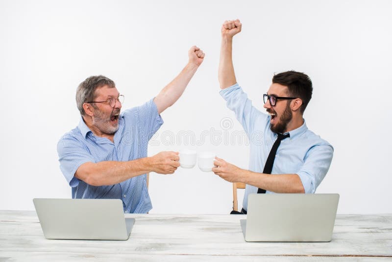 I due colleghi che lavorano insieme all'ufficio su fondo bianco immagine stock libera da diritti I due colleghi che lavorano insieme all'ufficio su fondo bianco immagine stock libera da diritti