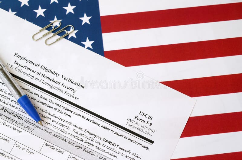 I-9 Emprego Elegibilidade Verificação formulário em branco está na bandeira dos Estados Unidos com caneta azul do Departamento de
