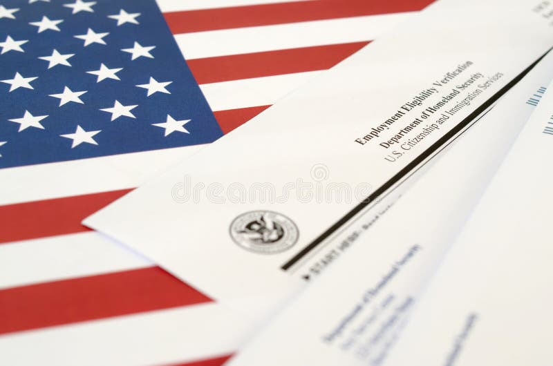 I-9 Emprego Elegibilidade Verificação formulário em branco está na bandeira dos Estados Unidos com envelope do Departamento de Se