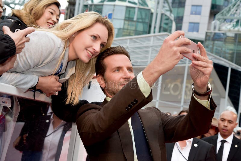 I fan di saluto di Bradley Cooper al prima di una stella nascono al festival cinematografico internazionale 2018 di Toronto immagine stock I fan di saluto di Bradley Cooper al prima di una stella nascono al festival cinematografico internazionale 2018 di Toronto immagine stock