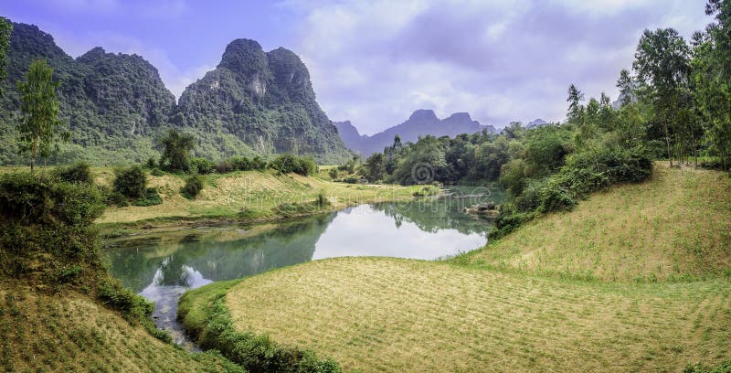 En lantlig flod i vietnam royaltyfria bilder En lantlig flod i vietnam royaltyfria bilder