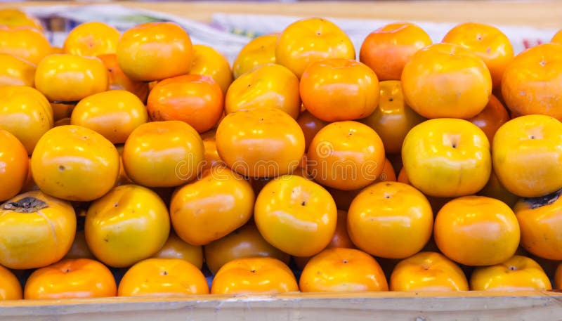 I frutti di Persimon del cachi asiatico o sono dolce conditi con struttura fibrosa morbida, non astringente una volta maturi Ciò immagine stock I frutti di Persimon del cachi asiatico o sono dolce conditi con struttura fibrosa morbida, non astringente una volta maturi Ciò immagine stock