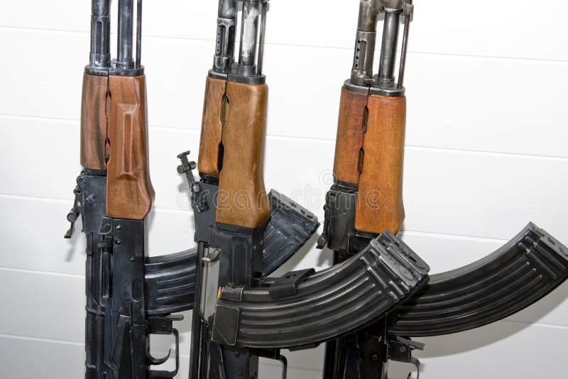 I fucili di assalto del AK-47 si chiudono in su