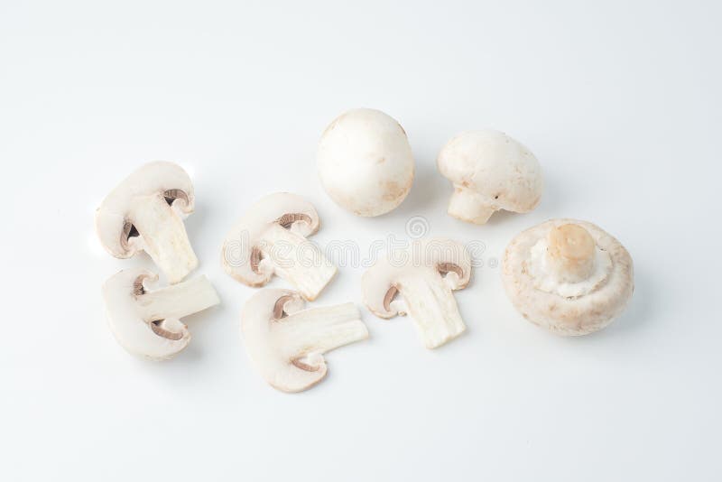 I funghi bianchi affettati isolati fotografia stock libera da diritti I funghi bianchi affettati isolati fotografia stock libera da diritti