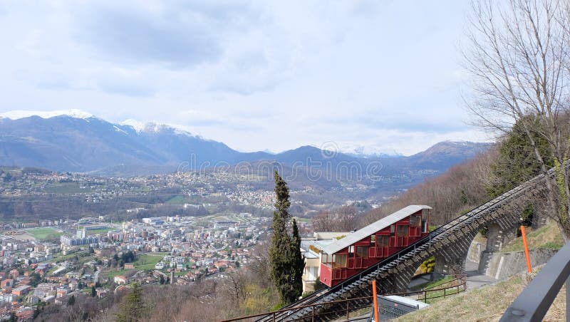 I funicolari funzionano in due sezioni dal bordo di Lugano a Monte BrÃ¨