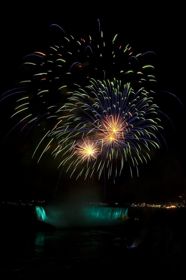 I fuochi d'artificio video a Niagara Falls fotografia stock libera da diritti I fuochi d'artificio video a Niagara Falls fotografia stock libera da diritti