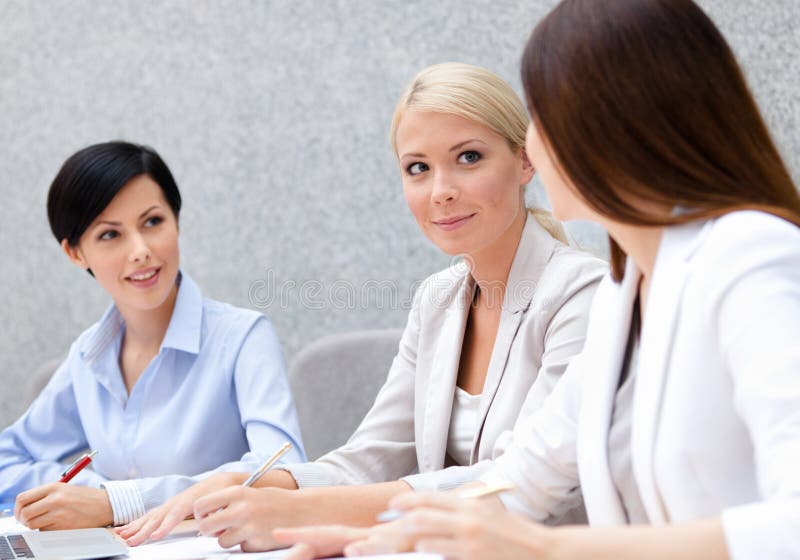 I gestori femminili discutono il piano aziendale