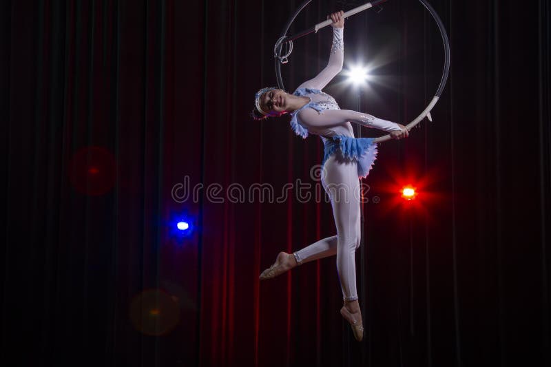 I ginnasti circus acrobats eseguono immagini stock