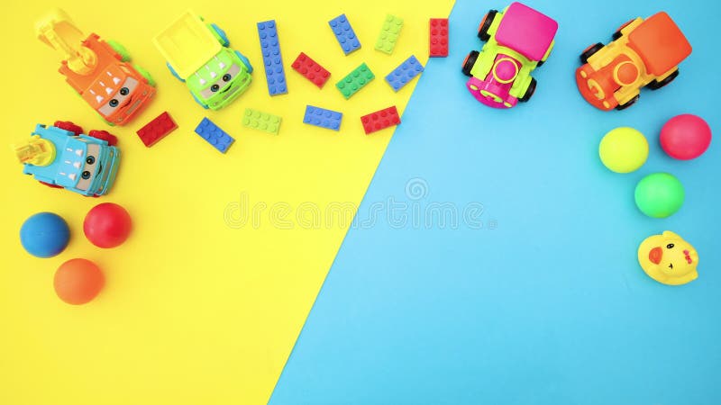 I giocattoli per bambini compaiono su sfondo giallo e blu durante il movimento di arresto