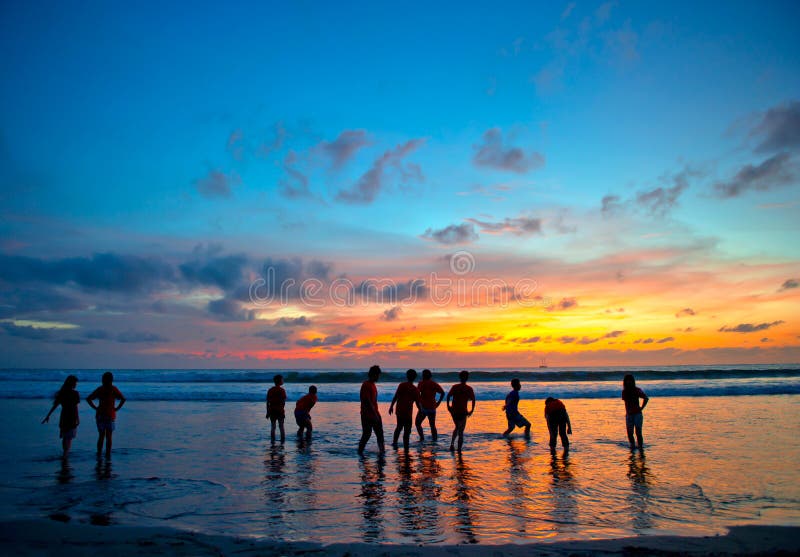 I giovani al tramonto tirano in Kuta, Bali immagine stock I giovani al tramonto tirano in Kuta, Bali immagine stock