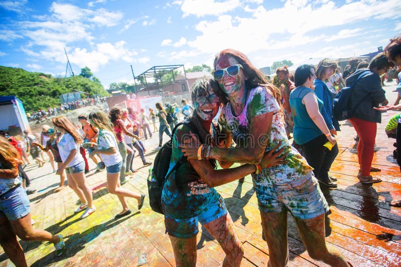 I giovani, gente decorata partecipano al festival di Holi dei colori in Vladivostok fotografia stock libera da diritti I giovani, gente decorata partecipano al festival di Holi dei colori in Vladivostok fotografia stock libera da diritti