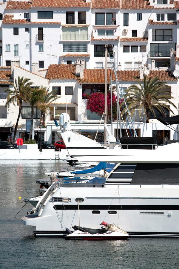 I grandi yacht e jet Bike nel porto di Puerto Banus fotografie stock I grandi yacht e jet Bike nel porto di Puerto Banus fotografie stock