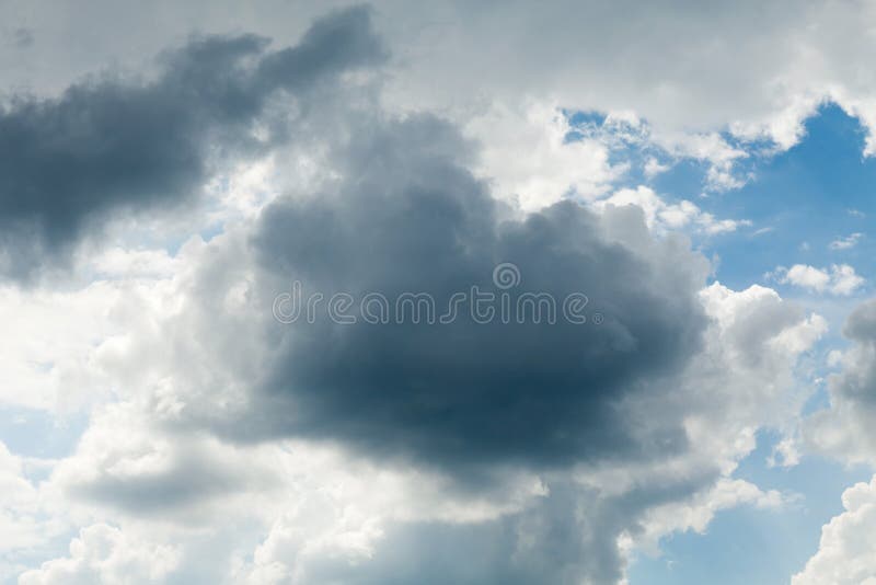 I gres scuri infuriano la nuvola piovosa Cielo drammatico, nuvola lanuginosa Tempo, cumulo immagini stock I gres scuri infuriano la nuvola piovosa Cielo drammatico, nuvola lanuginosa Tempo, cumulo immagini stock