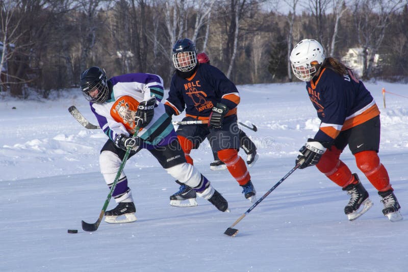 I gruppi del ` s delle donne fanno concorrenza in un festival dell'hockey dello stagno in Rangeley