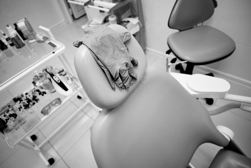 i guanti medici appendono sul retro della sedia dentaria, ufficio medico immagini stock i guanti medici appendono sul retro della sedia dentaria, ufficio medico immagini stock