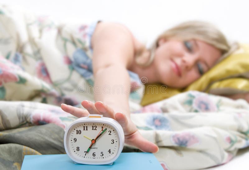 Thay vì tốn tiền mua đồng hồ báo thức, những cách sau vẫn có thể giúp bạn dậy đúng giờ