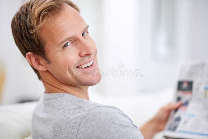 I hemmet kan man läsa och se lugn och bekvämt på helgen i vardagsrummet. manlig person som läser och royaltyfria bilder