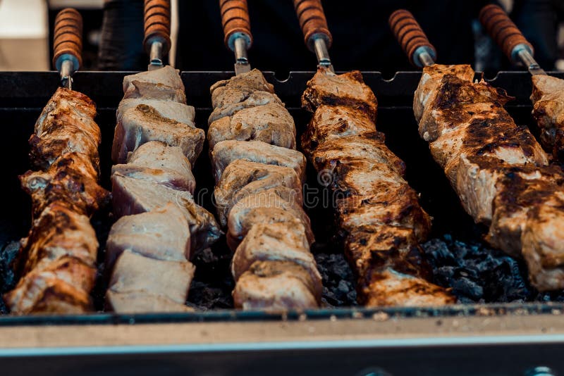 I kebab sono al forno sulla griglia fotografie stock I kebab sono al forno sulla griglia fotografie stock