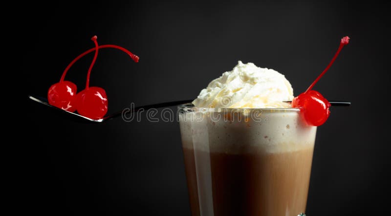 I lager kaffecoctail med piskad kräm och den röda körsbäret royaltyfria foton I lager kaffecoctail med piskad kräm och den röda körsbäret royaltyfria foton