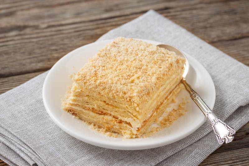 I lager kaka med den kräm- skivan för Napoleon millefeuillevanilj arkivfoton I lager kaka med den kräm- skivan för Napoleon millefeuillevanilj arkivfoton