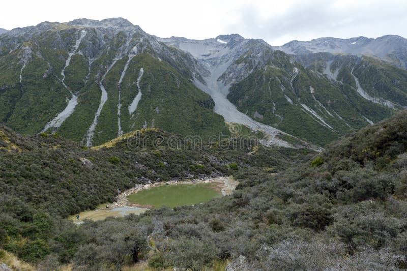I laghi blu situati vicino al ghiacciaio di Tasman in Aoraki/supporto cucinano, la Nuova Zelanda immagini stock I laghi blu situati vicino al ghiacciaio di Tasman in Aoraki/supporto cucinano, la Nuova Zelanda immagini stock