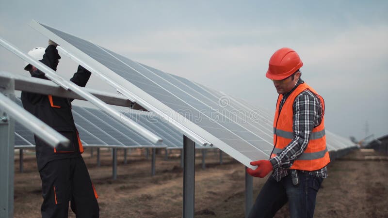I lavoratori installano il pannello fotovoltaico