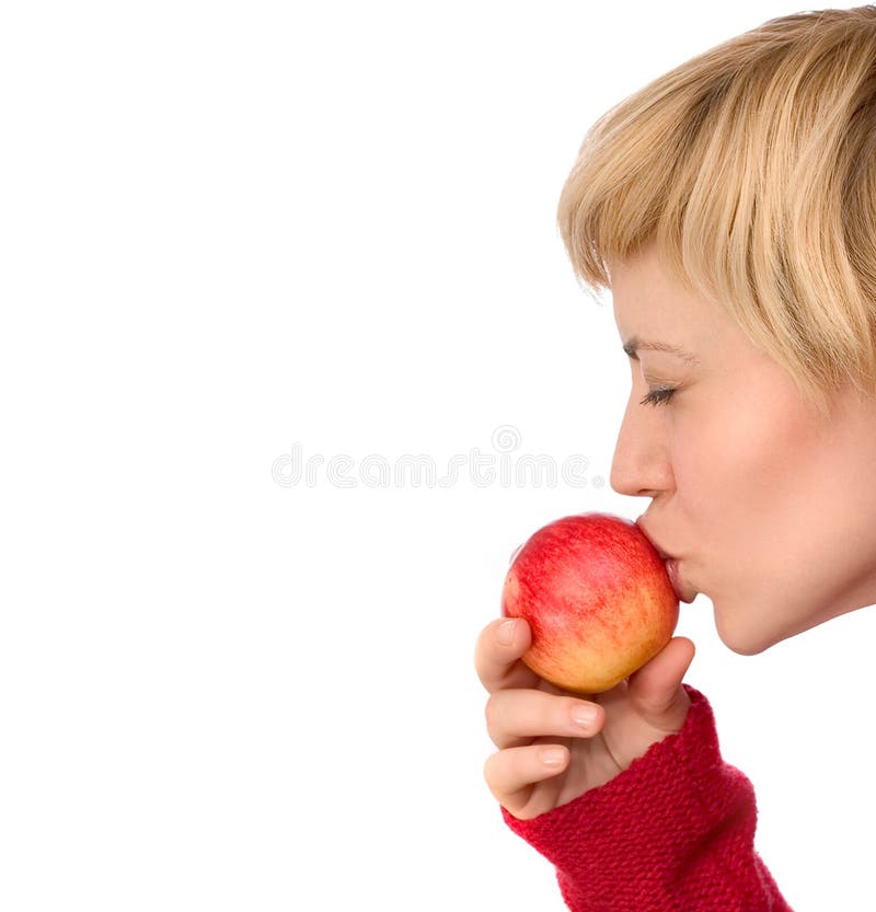 I don t like apple. Поцелуй с яблоком. Женщина целует яблоко. Актив с яблоком. Красное яблоко целует.