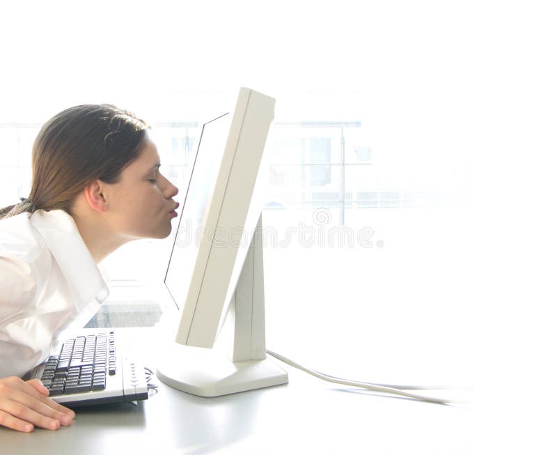 Attraente donna baciare un monitor TFT.