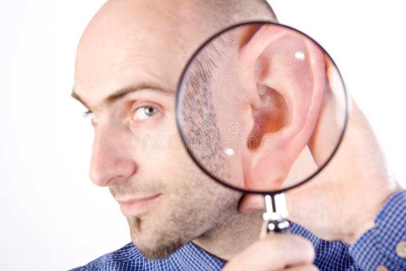 Retrato caucásico un adulto masculino sobre el blanco posesión vaso sobre el su oreja sobre el marca él es un escuchando.