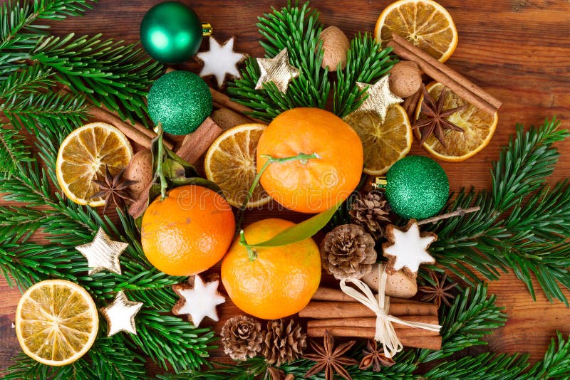 I mandarini fruttifica decorazione di natale con il ramo e le spezie dell'abete fotografia stock I mandarini fruttifica decorazione di natale con il ramo e le spezie dell'abete fotografia stock