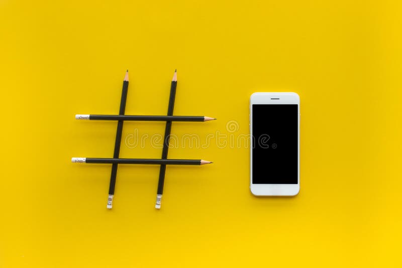 I media ed i concetti sociali di creatività con il segno di Hashtag hanno fatto della matita e dello smartphone fotografia stock I media ed i concetti sociali di creatività con il segno di Hashtag hanno fatto della matita e dello smartphone fotografia stock